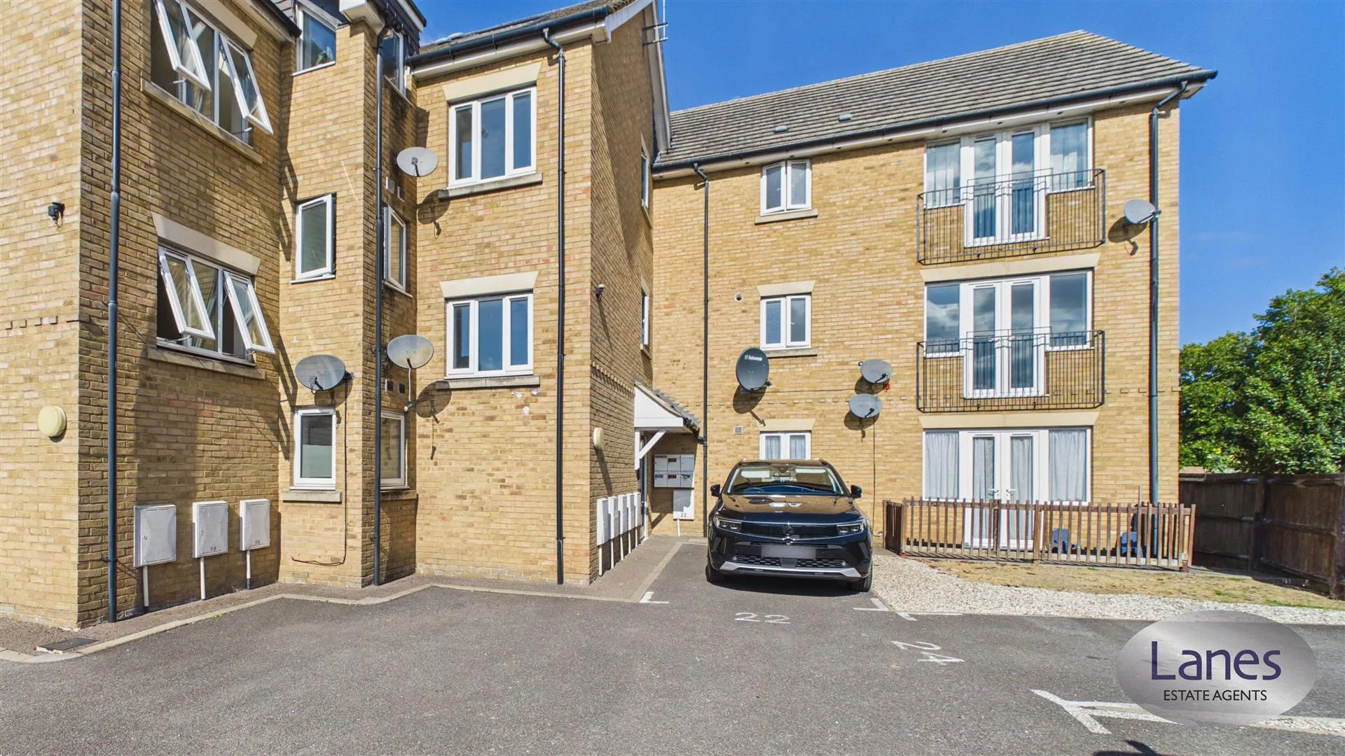 Flat Lambton Avenue in Waltham Cross