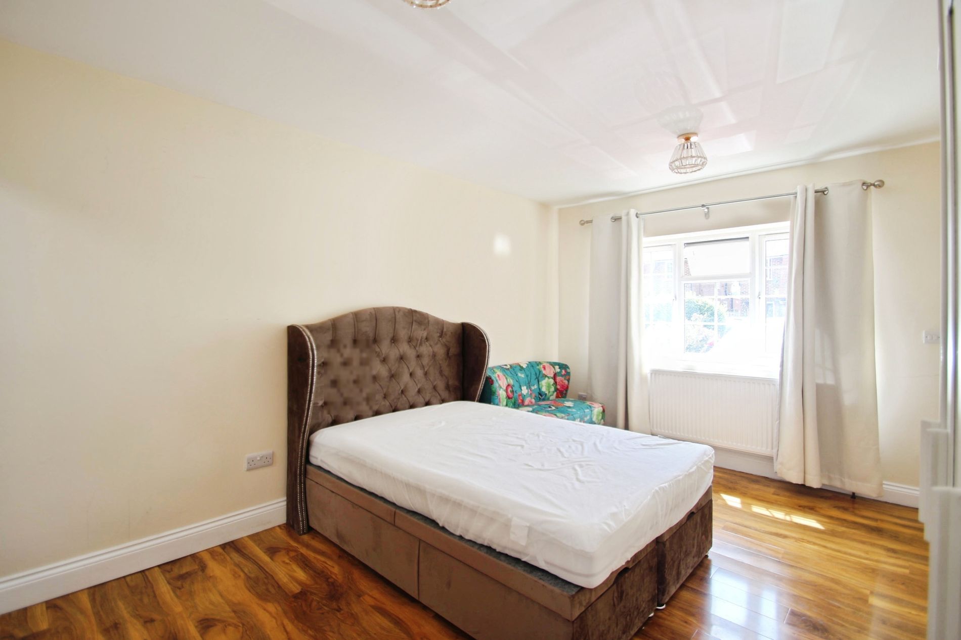 Flat Harvey Road in Greater London