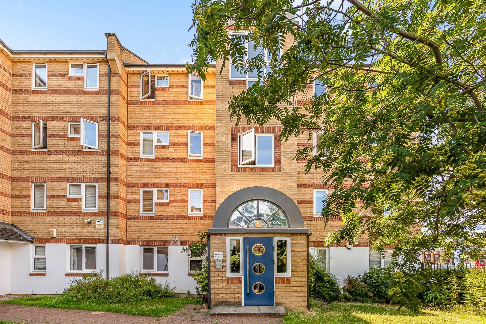 Flat Finland Street in Greater London