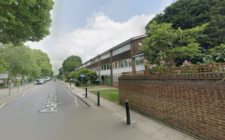 Flat Ashburnham Road in Greater London