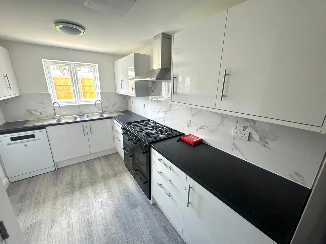 Room Roch Avenue in Greater London