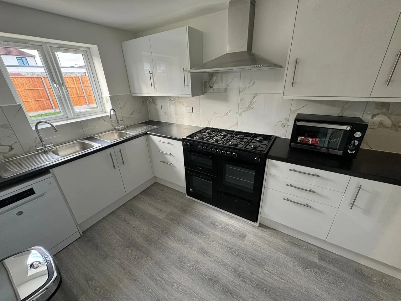 Room Roch Avenue in Greater London