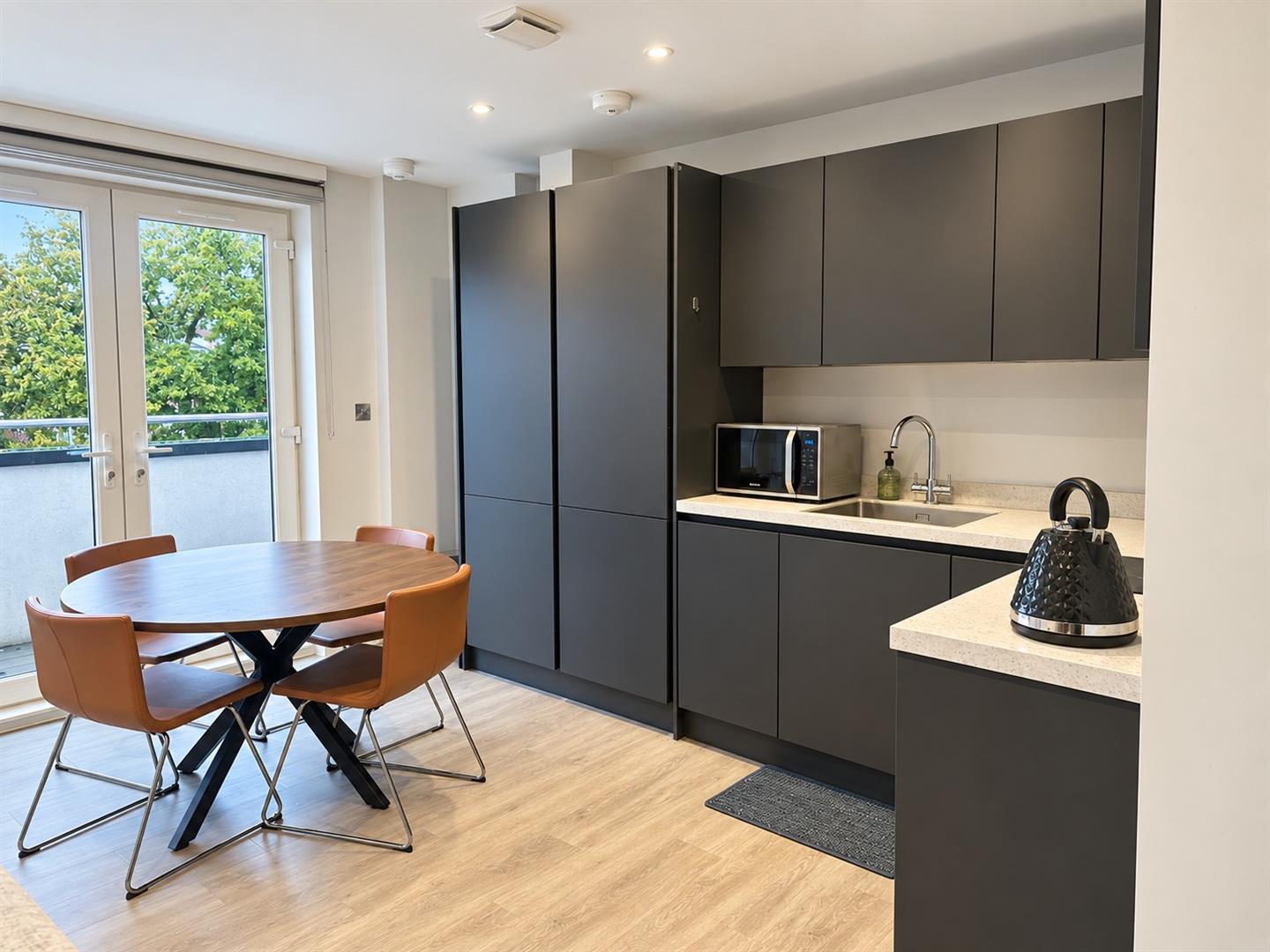 Flat Holden Road in Greater London