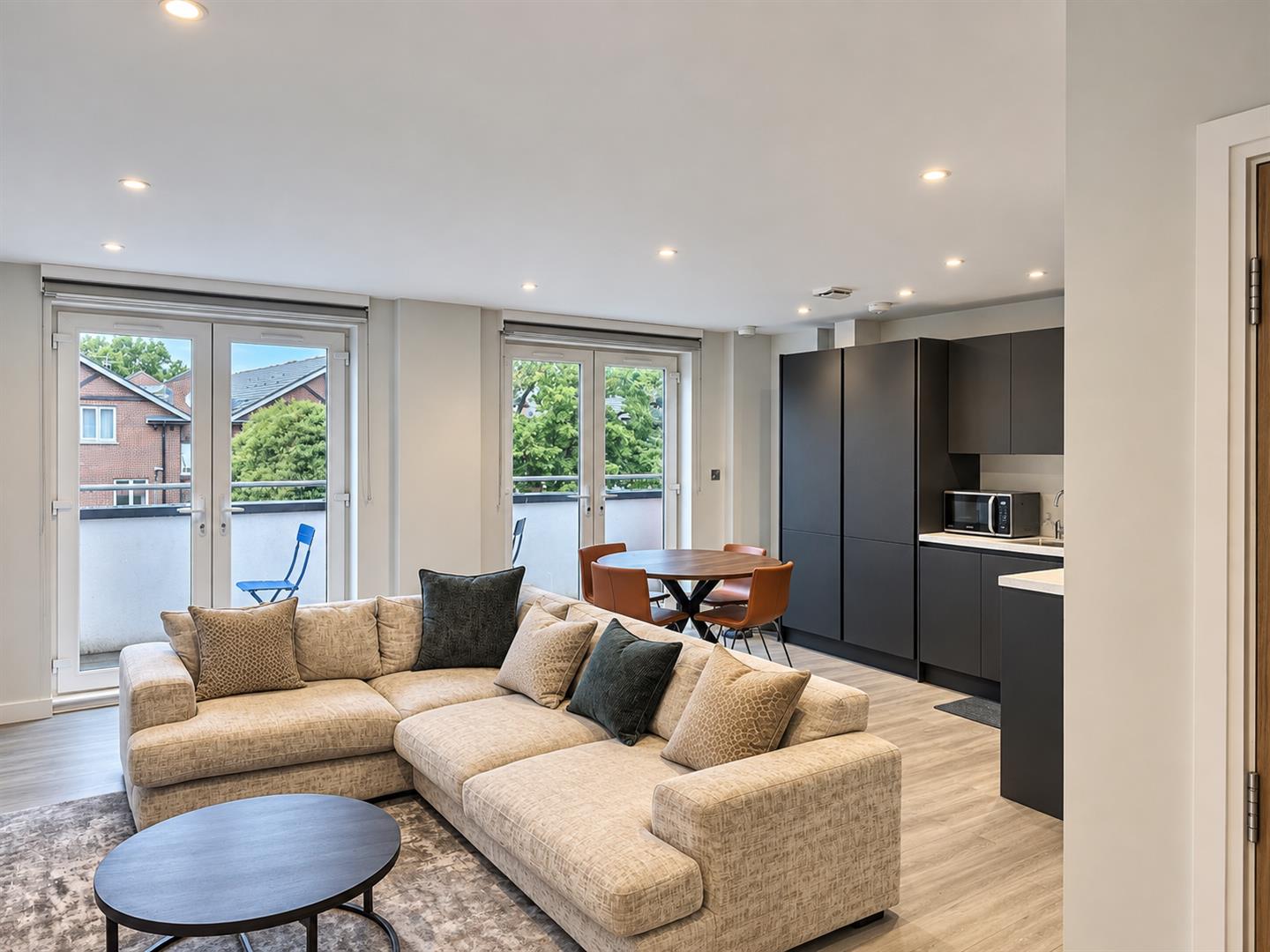 Flat Holden Road in Greater London