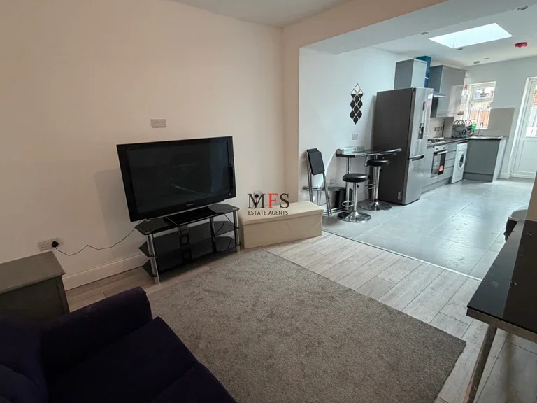 Flat Somerset Road in Greater London