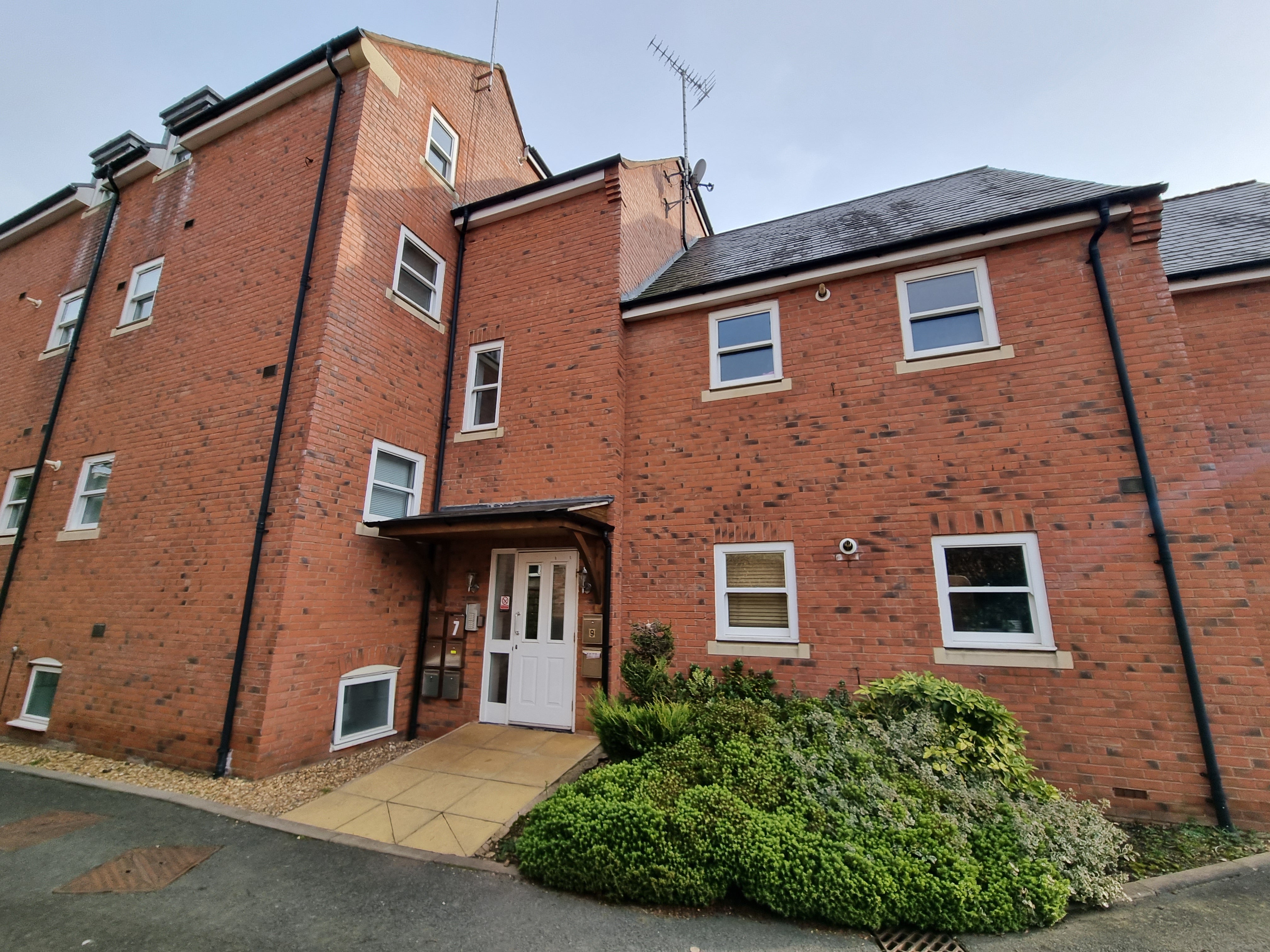 Flat Padmore Court in Leamington