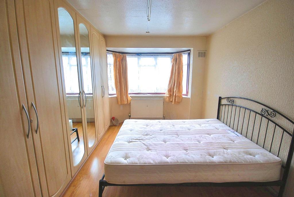 Flat Beresford Avenue in Greater London