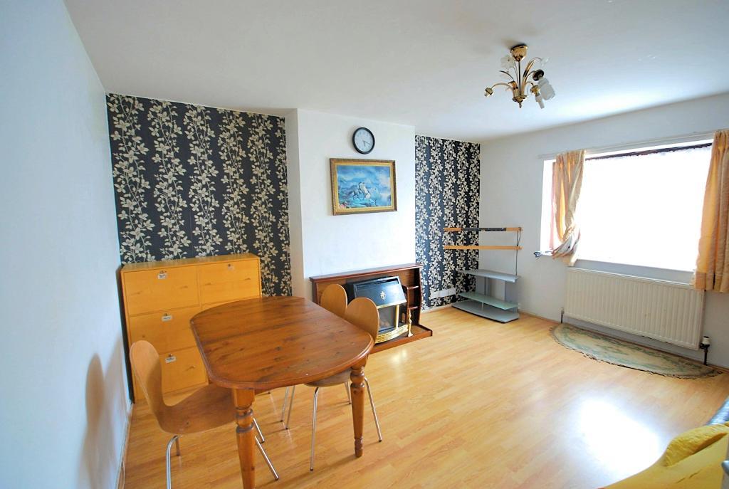 Flat Beresford Avenue in Greater London