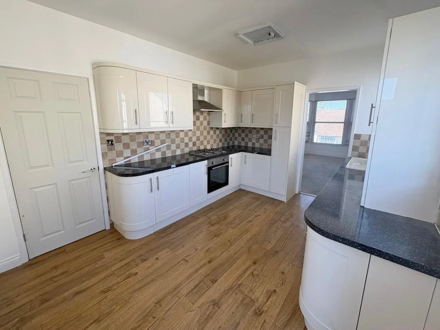 Flat Woodfield Road in Southend-on-Sea