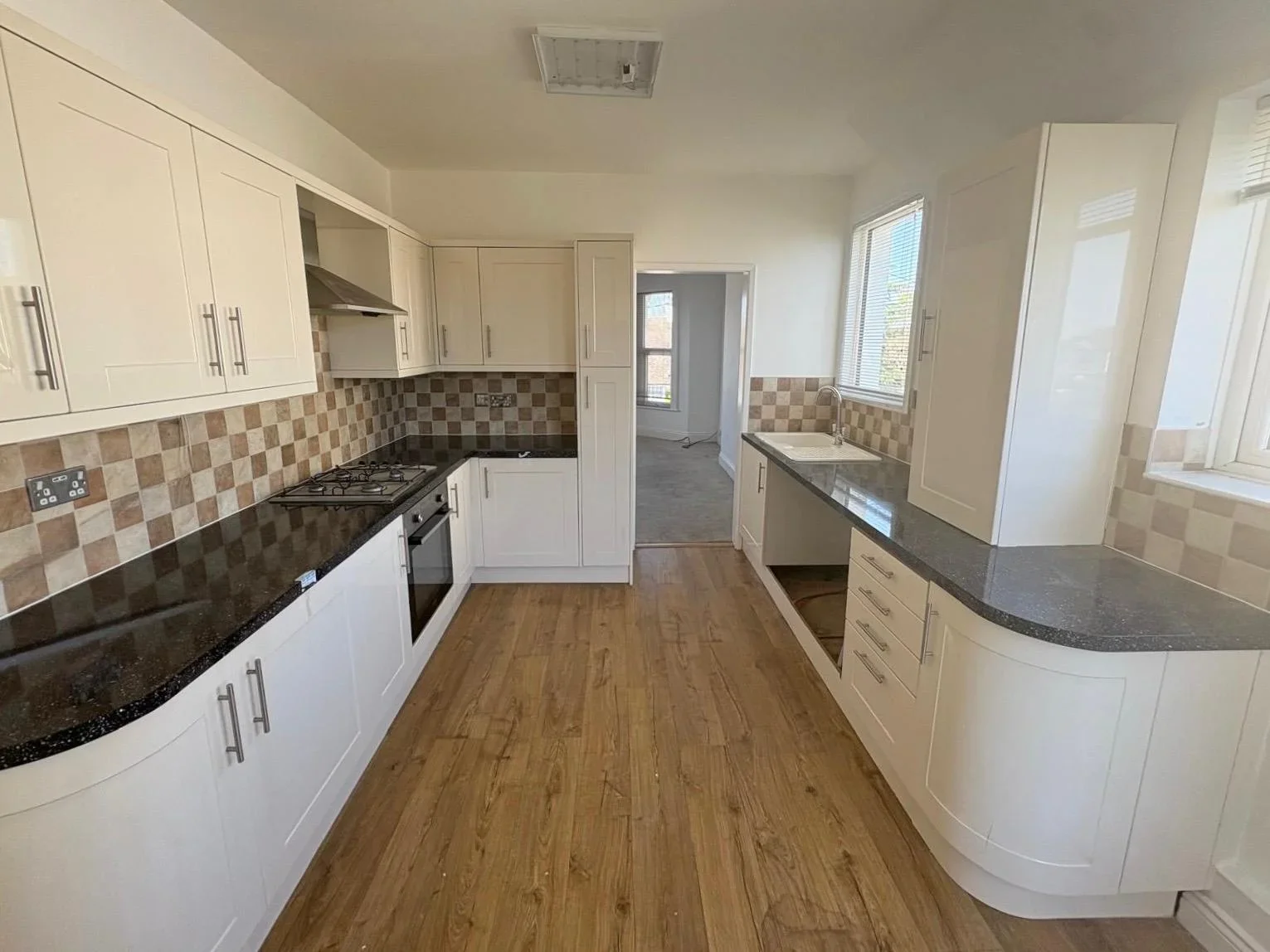 Flat Woodfield Road in Southend-on-Sea