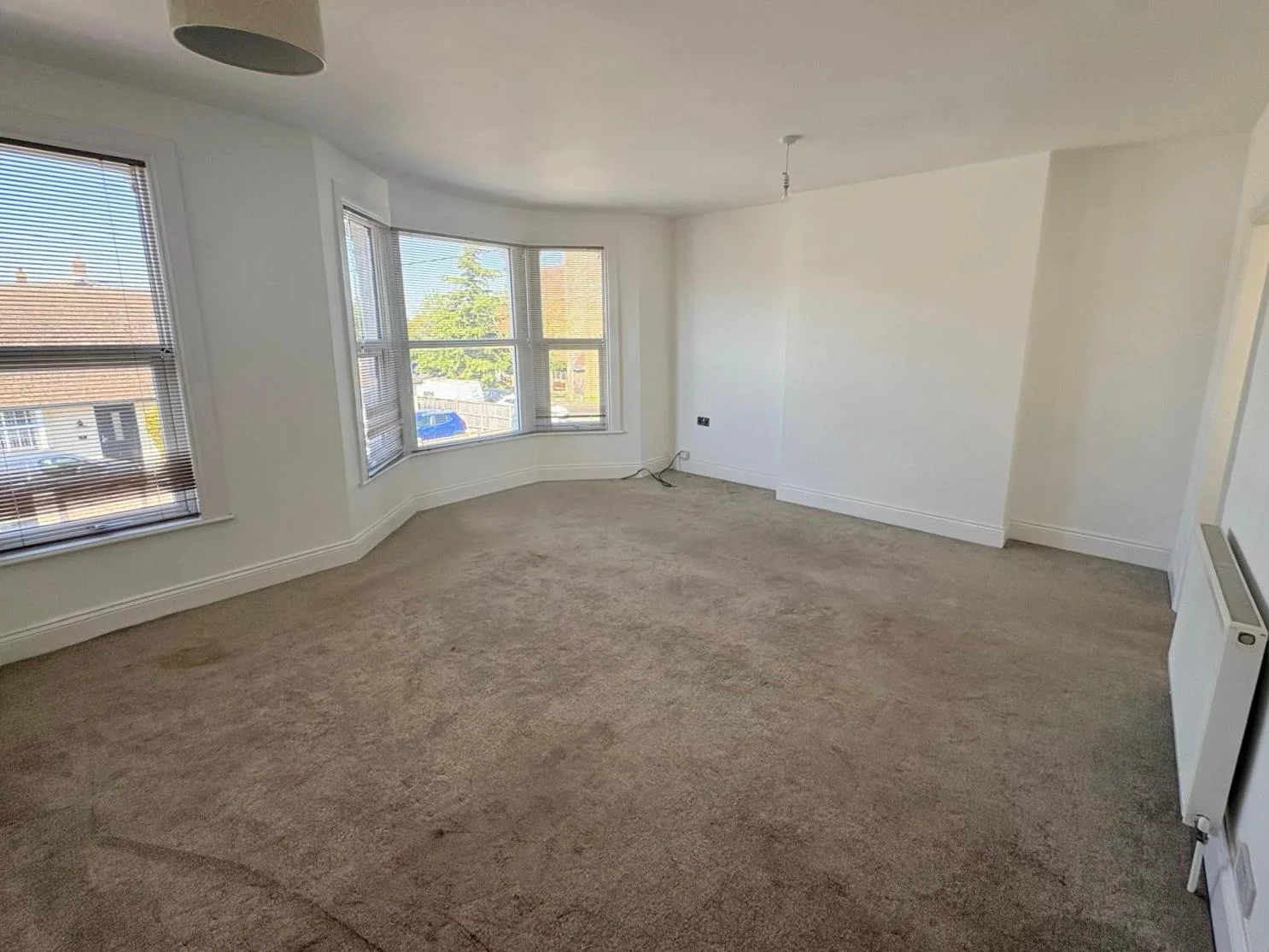 Flat Woodfield Road in Southend-on-Sea