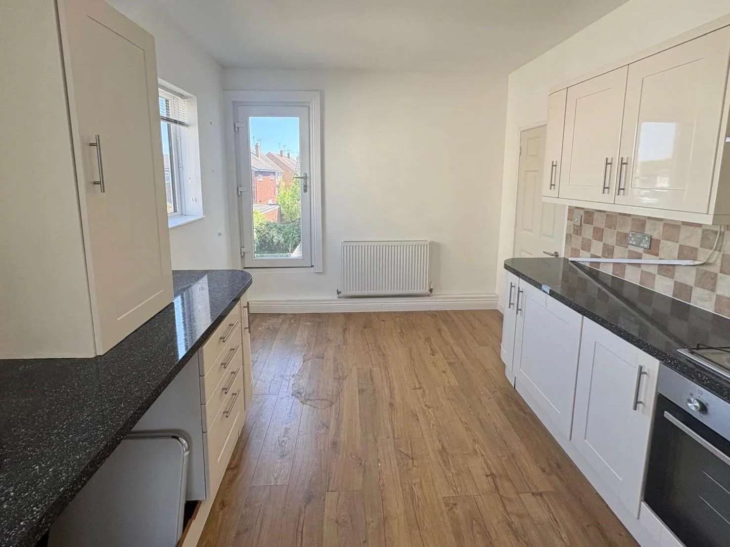 Flat Woodfield Road in Southend-on-Sea