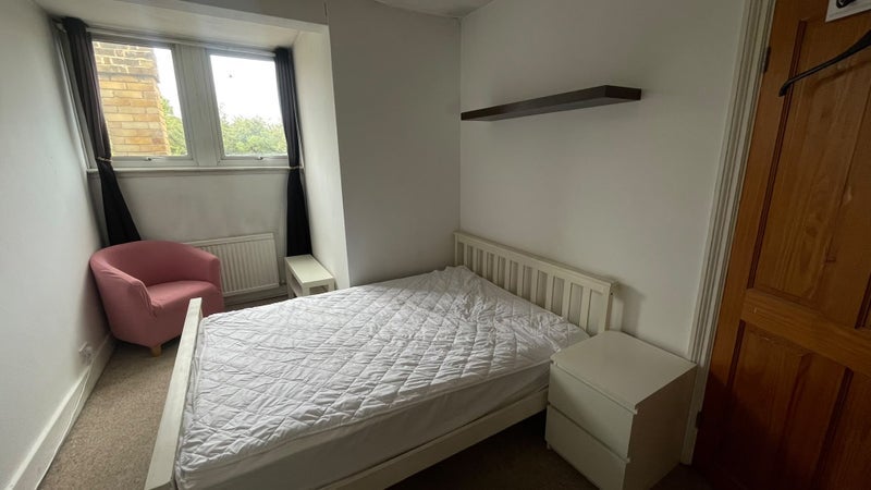 Room Bromley Road in Greater London
