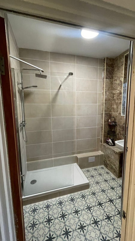 Room Bromley Road in Greater London