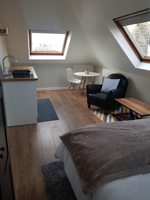 Room Kingsbridge Avenue in Greater London