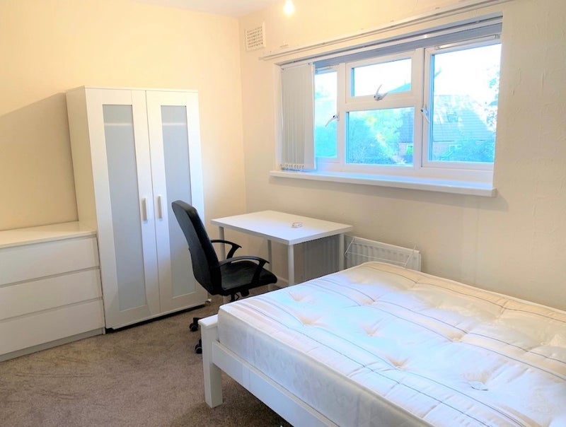 Room Sir Henry Parkes Road in Coventry