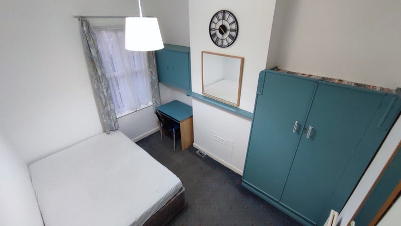 Room High Road Leyton in Greater London
