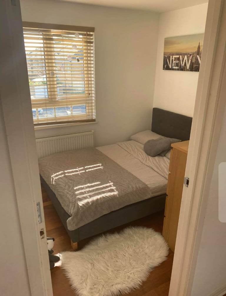 Flat Southcote Avenue in Greater London