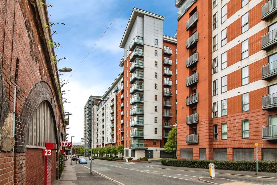 Flat Hornbeam Way in Manchester