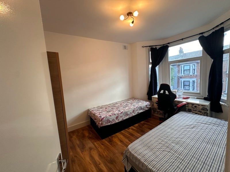 Room Shakespeare Crescent in Greater London