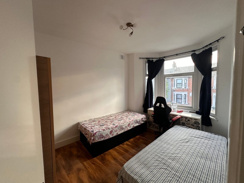 Room Shakespeare Crescent in Greater London
