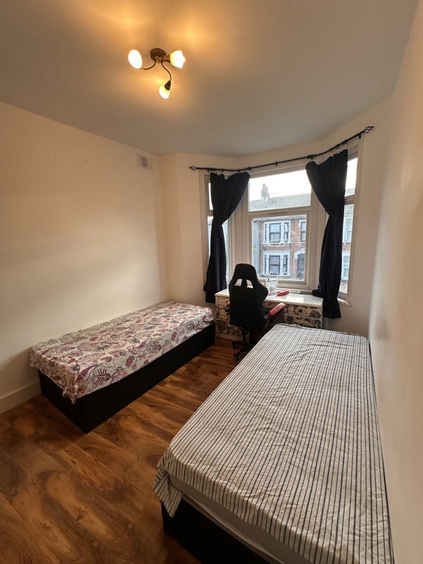 Room Shakespeare Crescent in Greater London