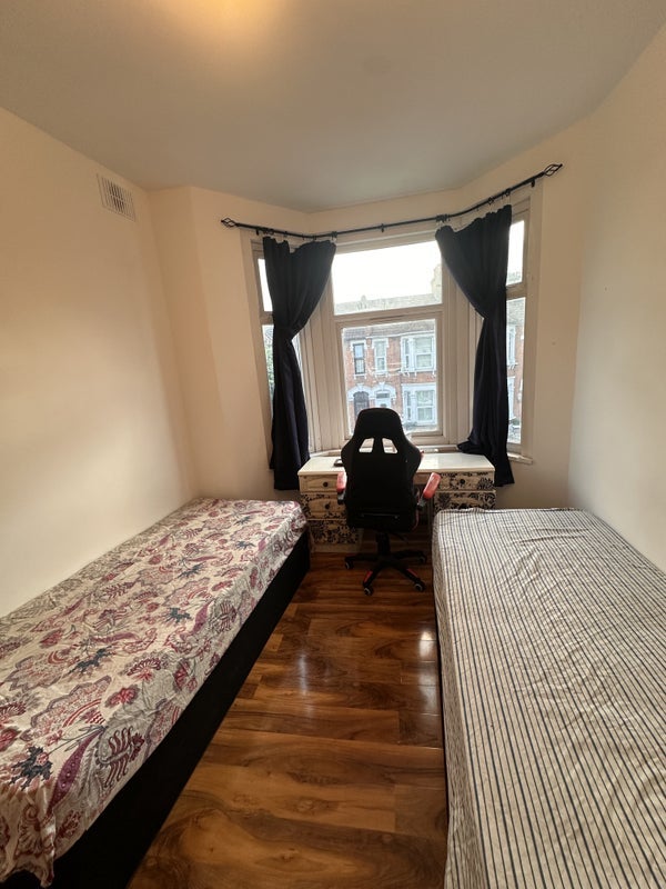 Room Shakespeare Crescent in Greater London