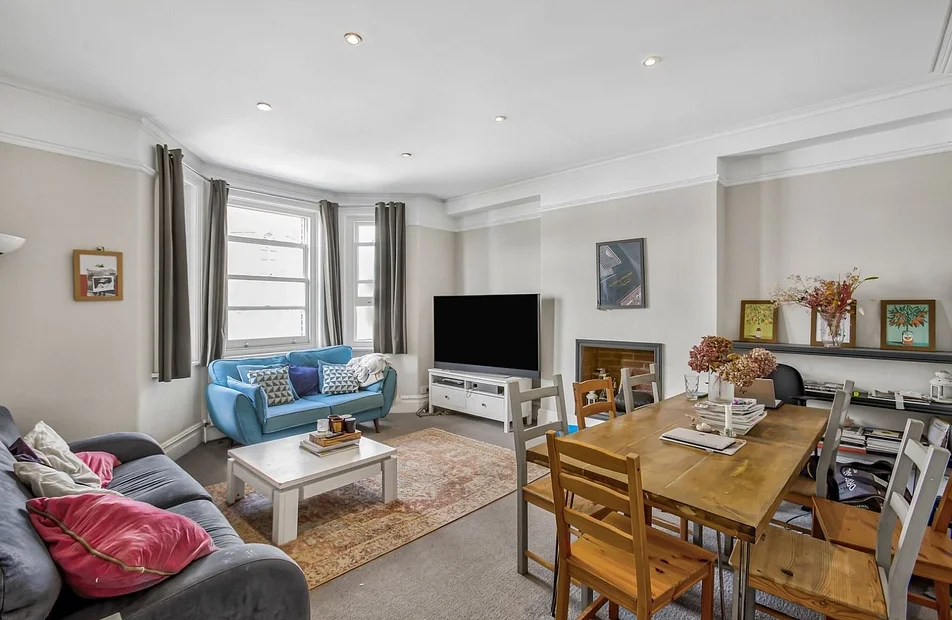 Flat Saint John's Hill in Greater London