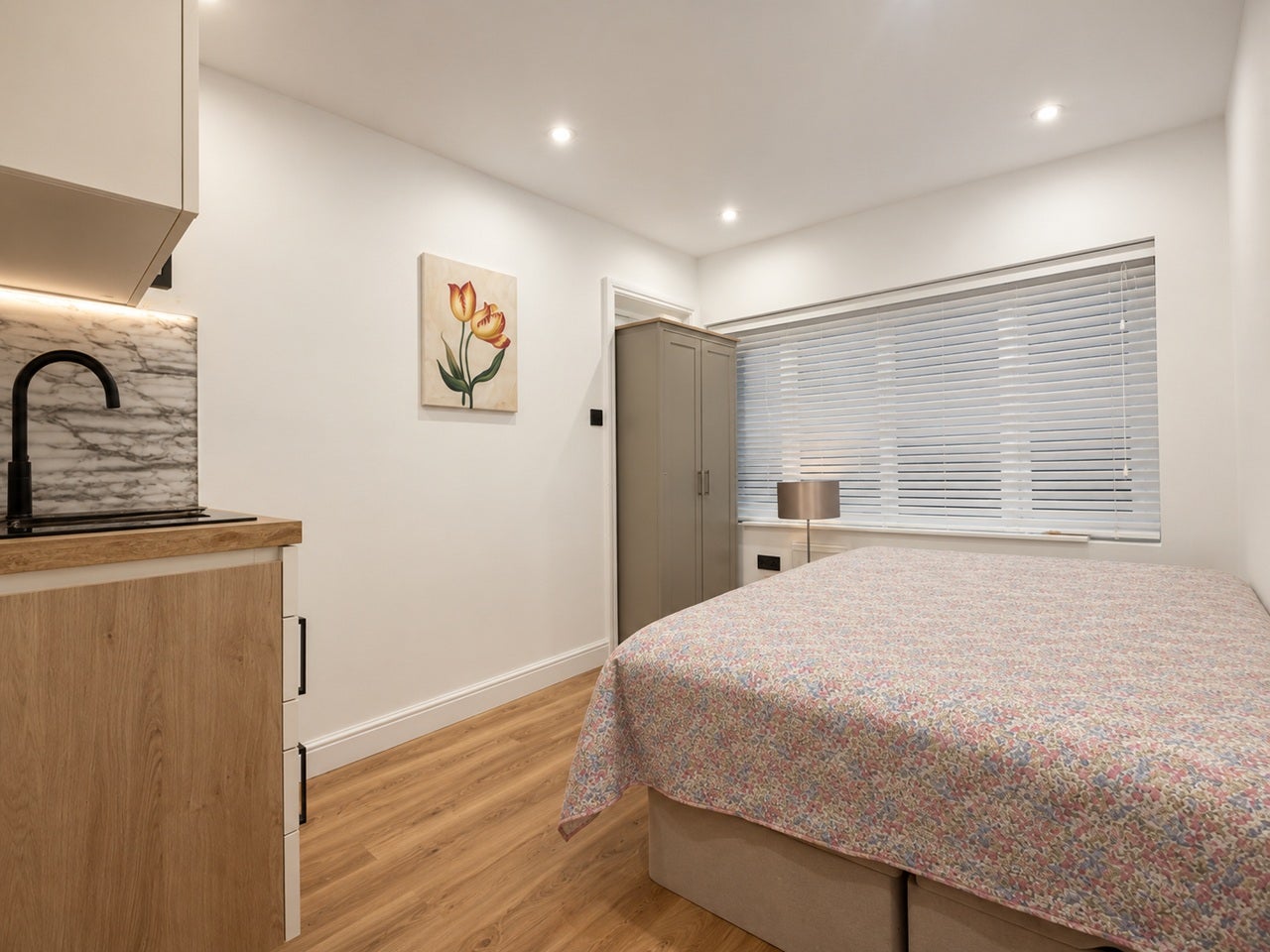 Flat Torbay Road in Greater London
