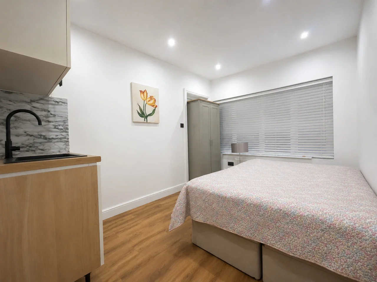 Flat Torbay Road in Greater London