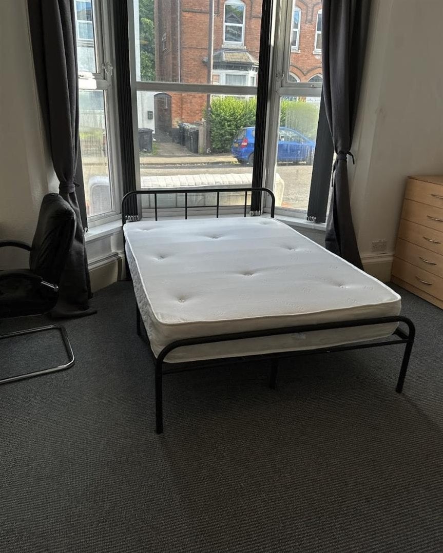 Room Carlyle Road in Birmingham