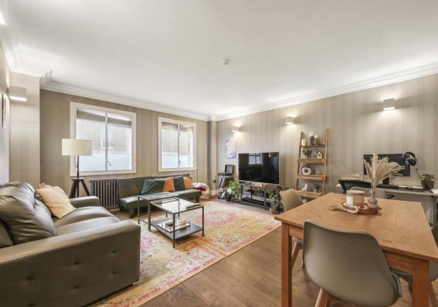 Flat Melbury Road in Greater London