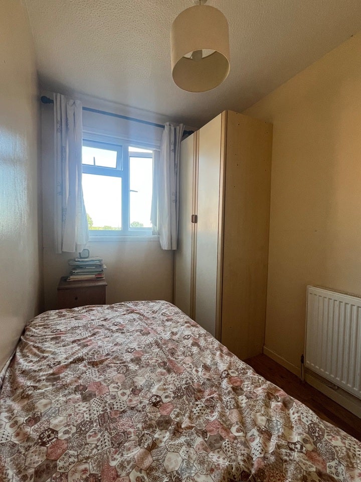 Room Fairway in Crawley
