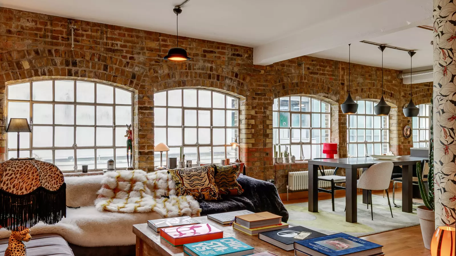 Flat Blue Lion Place in Greater London