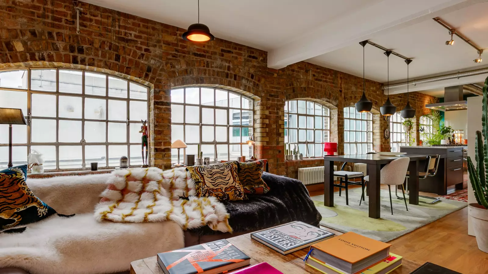 Flat Blue Lion Place in Greater London