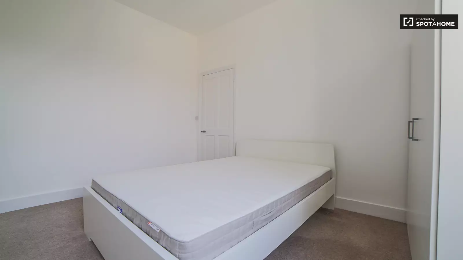 Flat Hartismere Road in Greater London