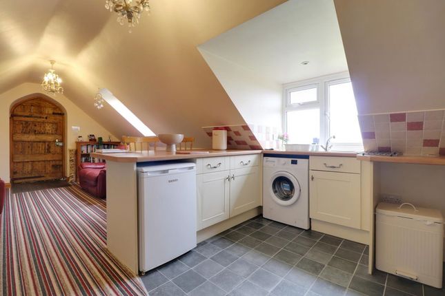 Flat Footpath HO13 in Sutton St Nicholas