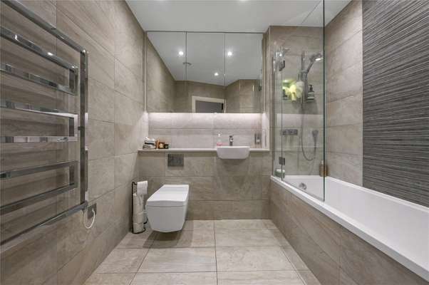 Flat Mare Street in Greater London
