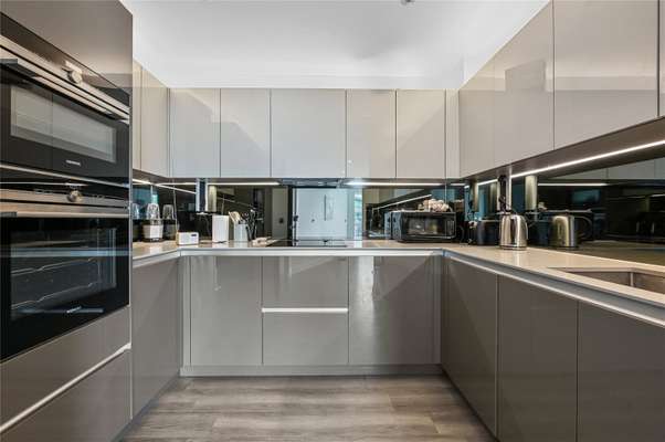Flat Mare Street in Greater London