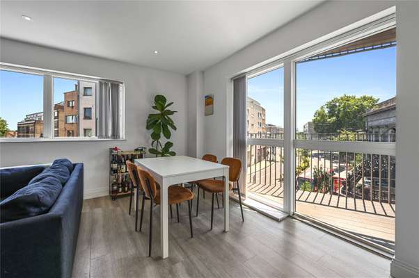 Flat Mare Street in Greater London