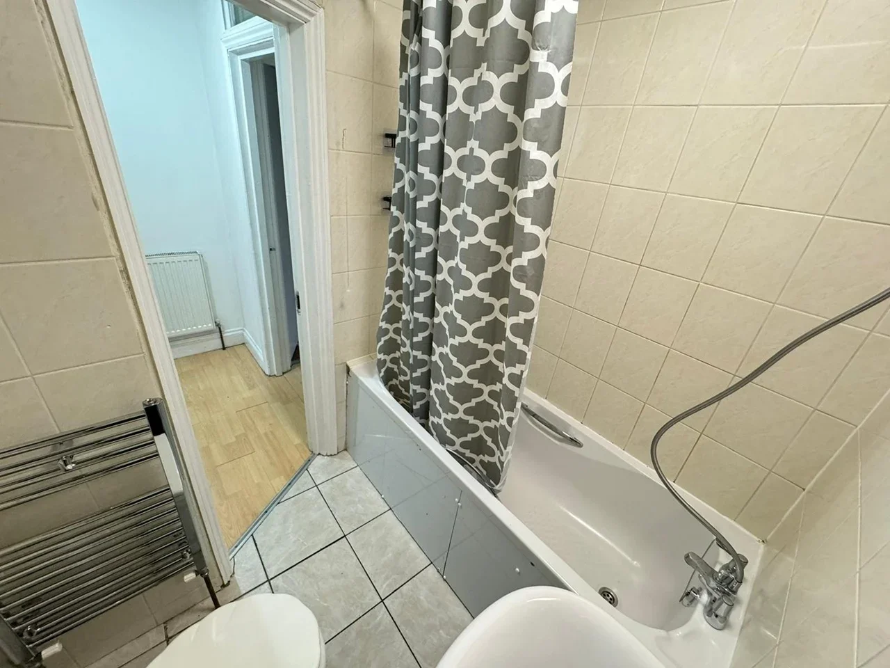 Flat Raven Row in Greater London