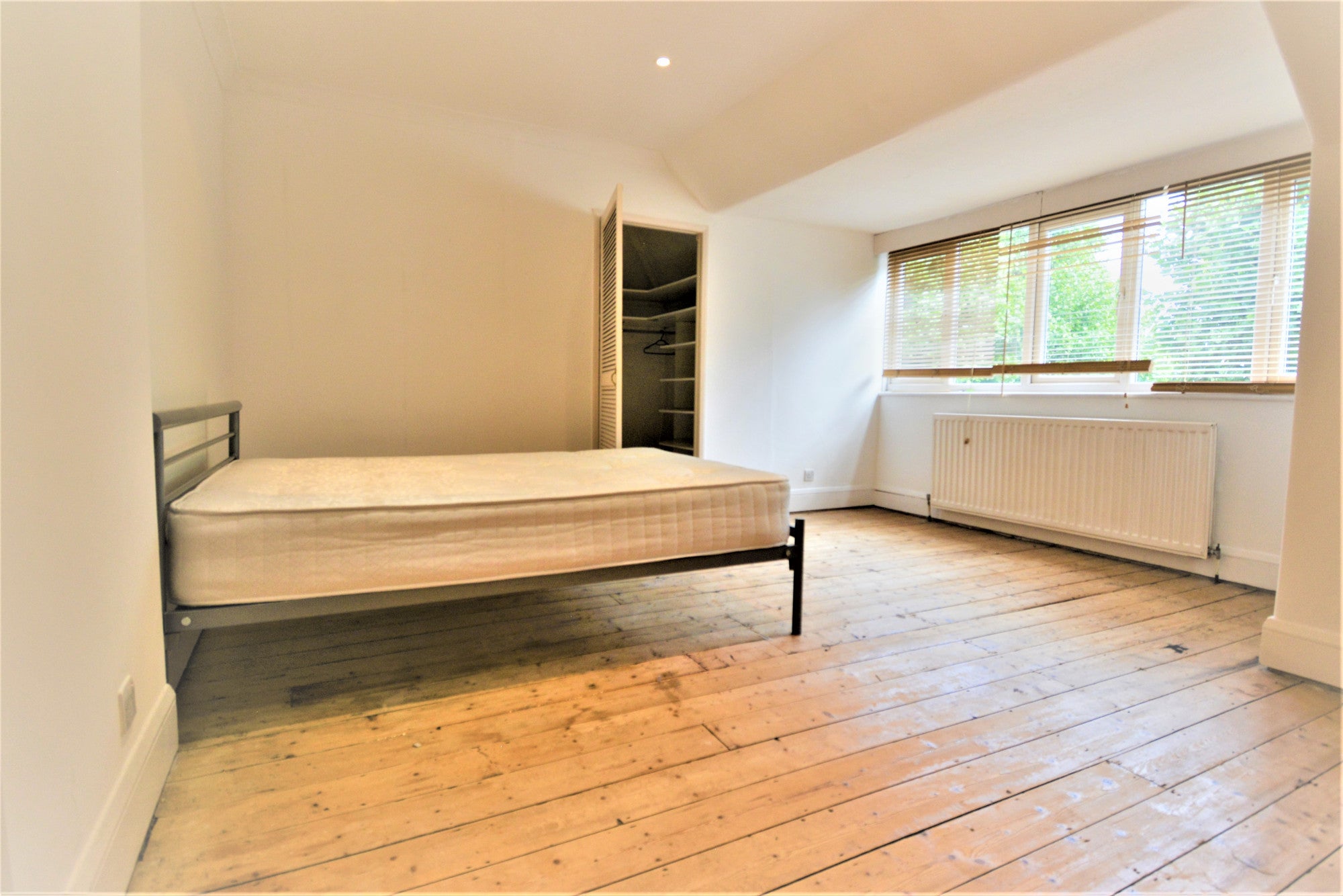 Room Elm Grove Road in Greater London