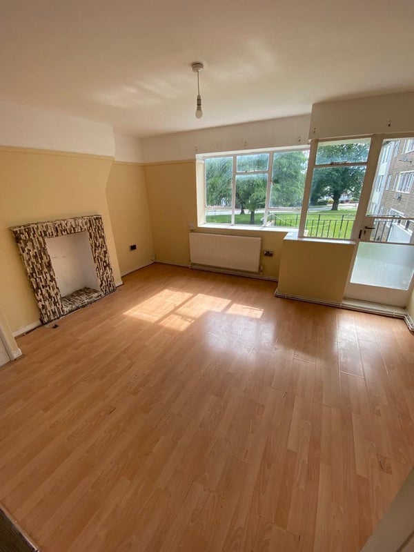 Room Plummer Road in Greater London