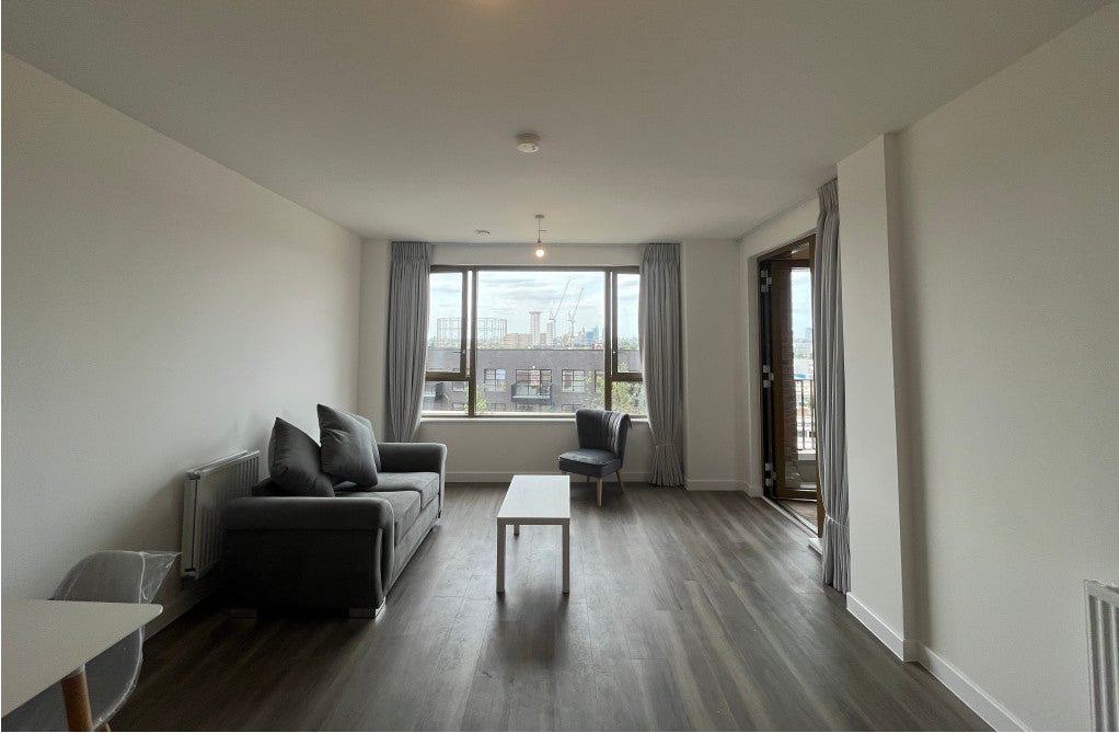 Flat Ilderton Road in Greater London