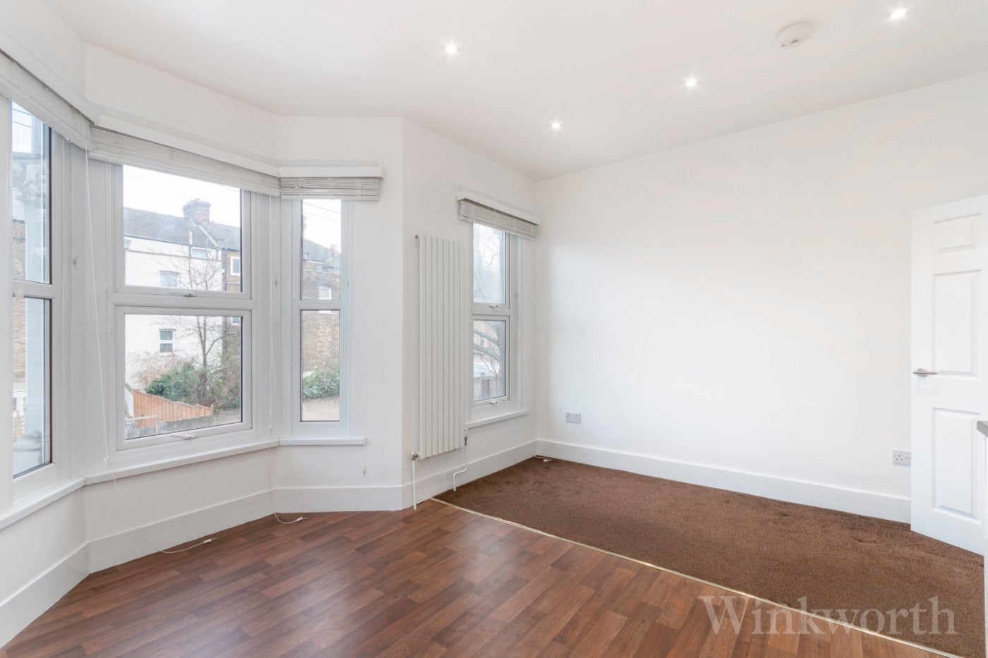 Flat Dayton Grove in Greater London