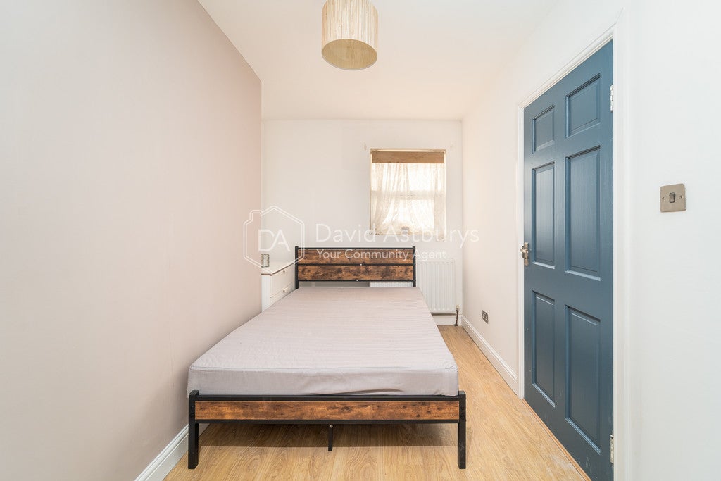 Flat Gillett Place in Greater London