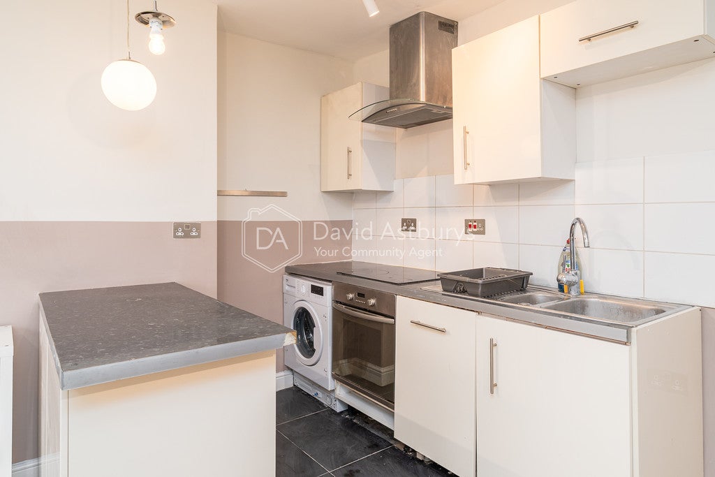 Flat Gillett Place in Greater London