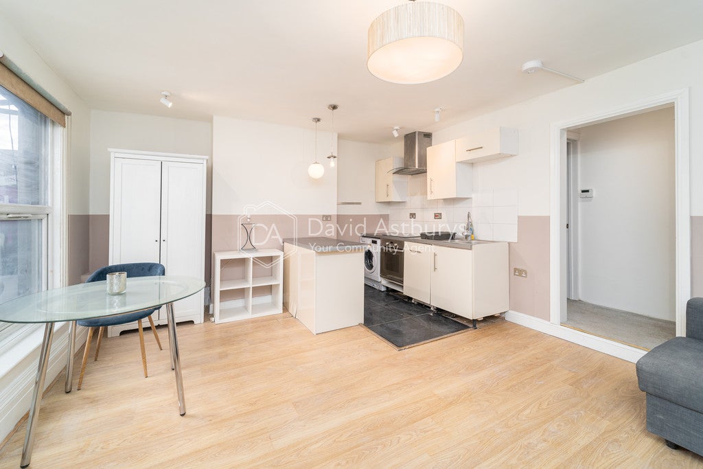 Flat Gillett Place in Greater London