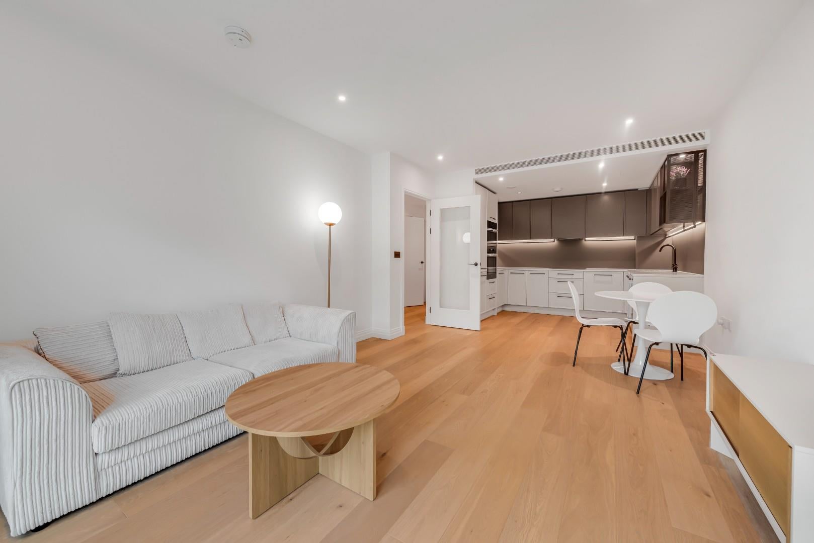 Flat Pulton Place in Greater London