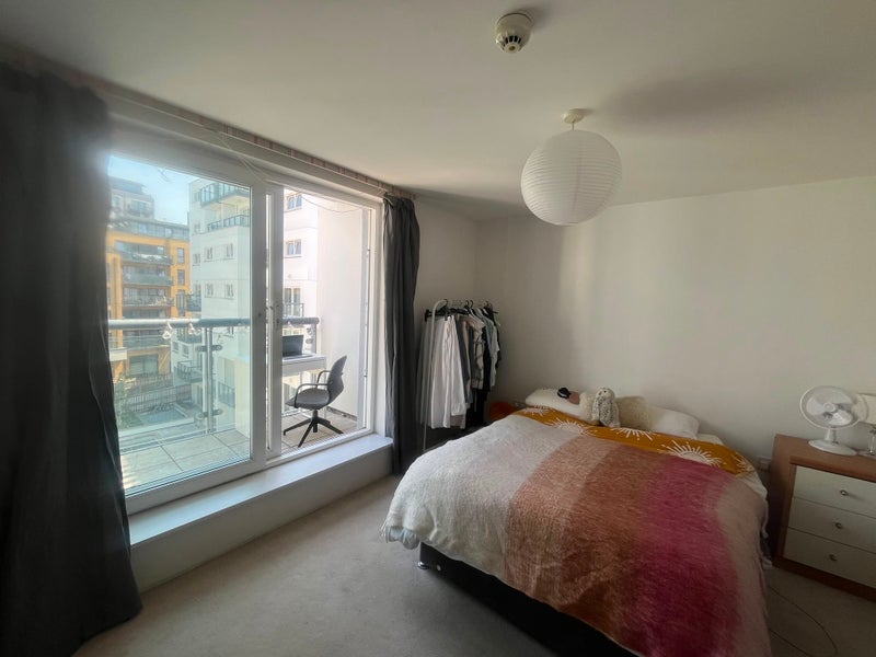 Room Point Pleasant in Greater London